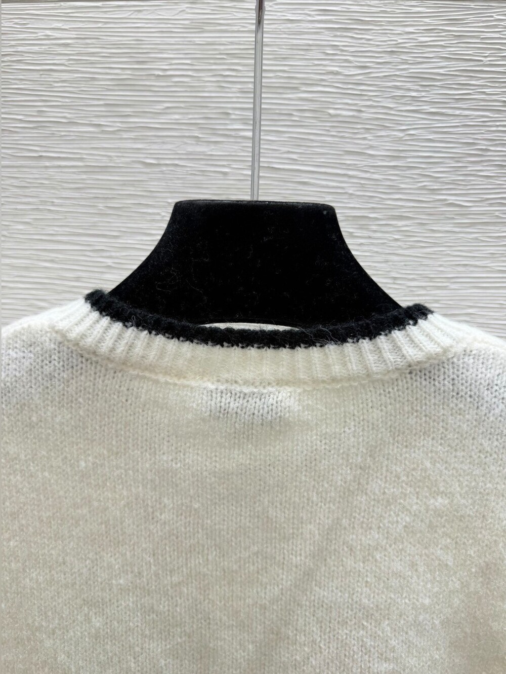 Chanel Cream Knit Cardigan with Black Bow Detail Size36 - Picture 6 of 9